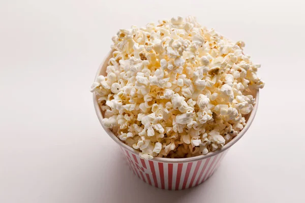 Cubo de palomitas de maíz sobre fondo blanco — Foto de Stock