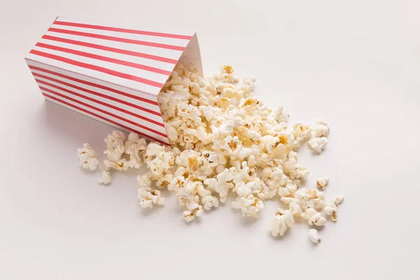 Kbelík popcornu na bílém pozadí — Stock fotografie