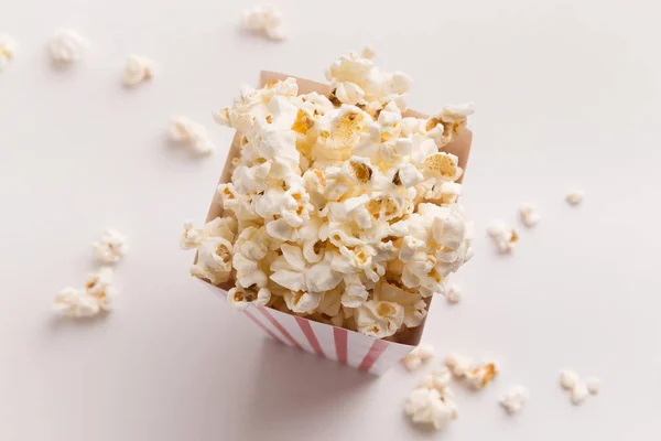 Eimer Popcorn auf weißem Hintergrund — Stockfoto