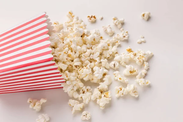 Popcorn Klassiska Randiga Bukcet Vit Bakgrund Het Majs Utspridda Från — Stockfoto