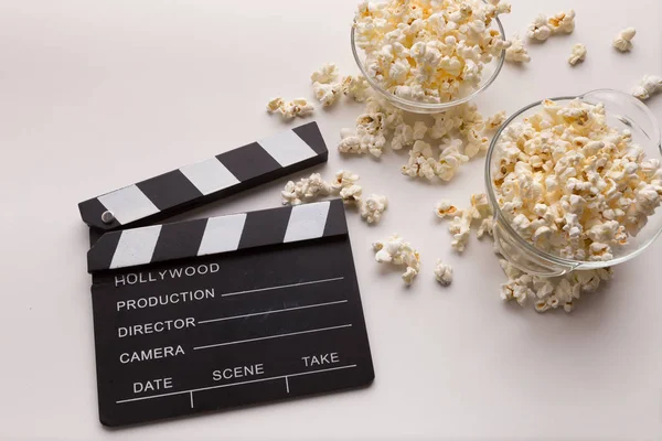 Clapperboard e pipoca sobre fundo branco — Fotografia de Stock