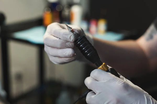 Tattooist preparing tools for procedure of drawing — Stock Photo, Image