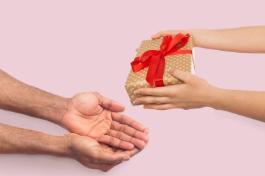 Kadın yardım et erkek mevcut