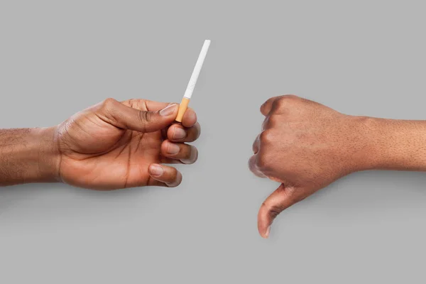 Hombre afroamericano ofrece cigarrillo — Foto de Stock