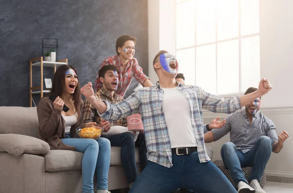 Aficionados al deporte feliz con caras de colores en casa —  Fotos de Stock