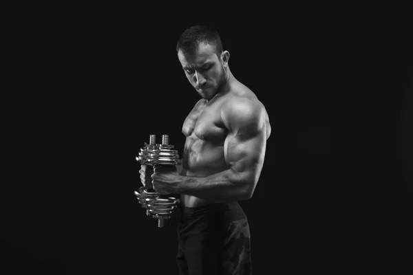 Homme fort avec haltère montrant le corps musculaire — Photo