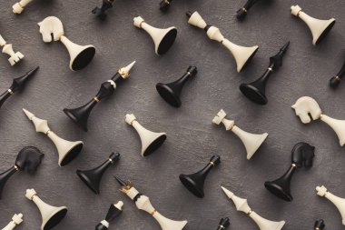 Gri tablo arka plan üzerinde satranç figürleri