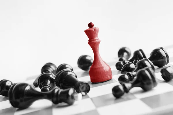 La reine des échecs blanche bat les noirs sur l'échiquier — Photo