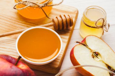 Elma ve bal beyaz ahşap plakalar üzerinde