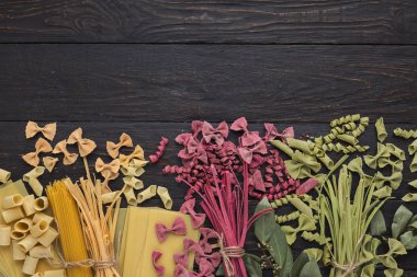 Siyah arka plan üzerine el yapımı makarna türleri