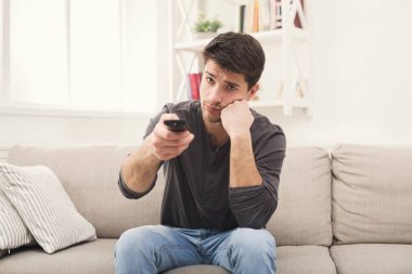 Genç sıkıcı televizyon evde adam