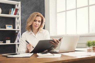Düşünceli işkadını office masaüstü belgeyi okuma