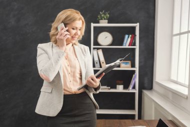 Evet iş yerinde başarılı iş kadını