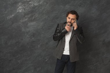 Evet neşeli sakallı adam