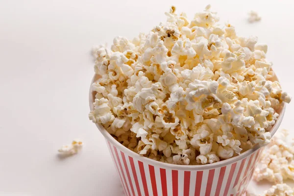 Eimer Popcorn auf weißem Hintergrund — Stockfoto