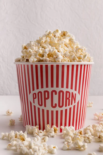Emmer popcorn op witte achtergrond — Stockfoto