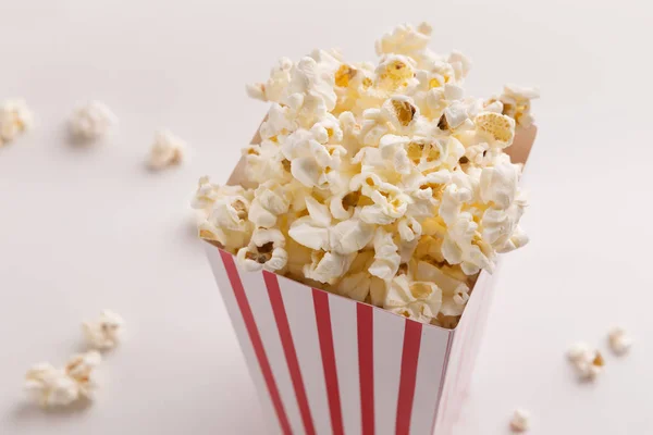 Kbelík popcornu na bílém pozadí — Stock fotografie