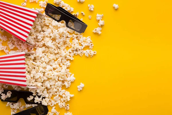 3D brýle a popcorn na žlutém podkladu — Stock fotografie