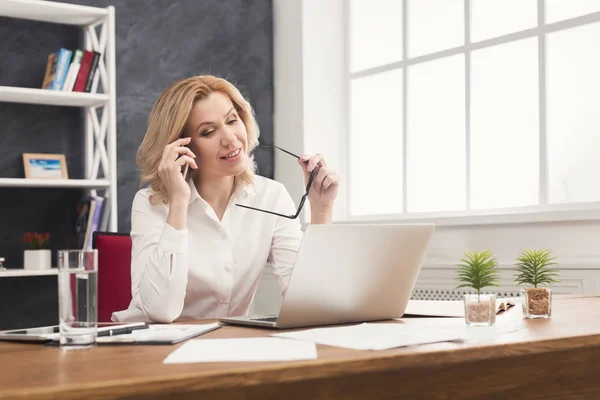 Mujer de negocios sonriente en el trabajo hablando por teléfono — Foto de Stock