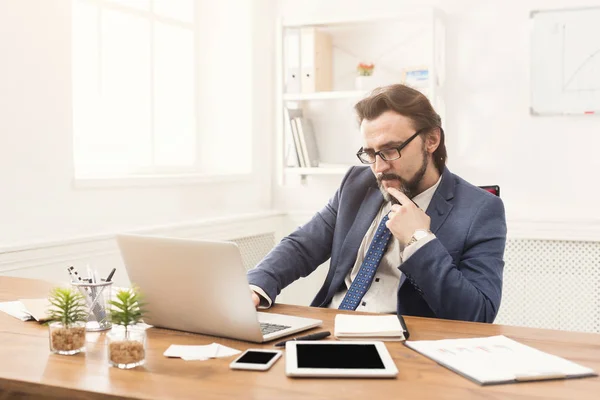 Koncentrerad affärsman arbetar med laptop — Stockfoto