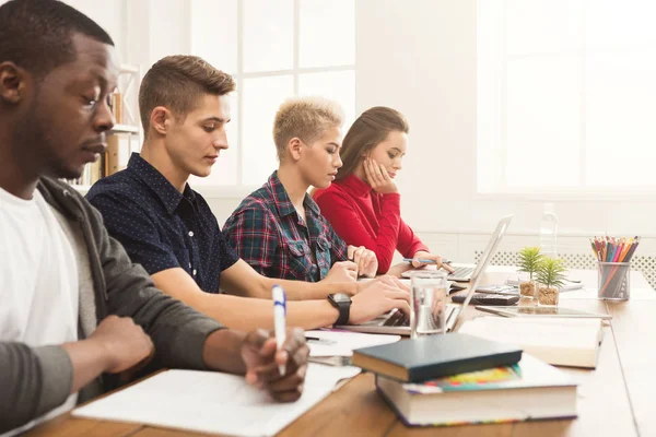 Compañeros de clase multiétnicos preparándose para los exámenes juntos — Foto de Stock