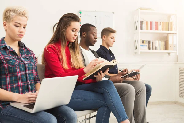 Reunión de negocios. Equipo joven en oficina moderna — Foto de Stock