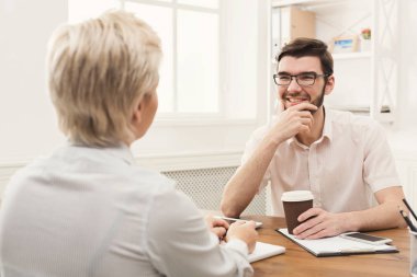 İş ortakları birkaç modern ofiste çalışıyor