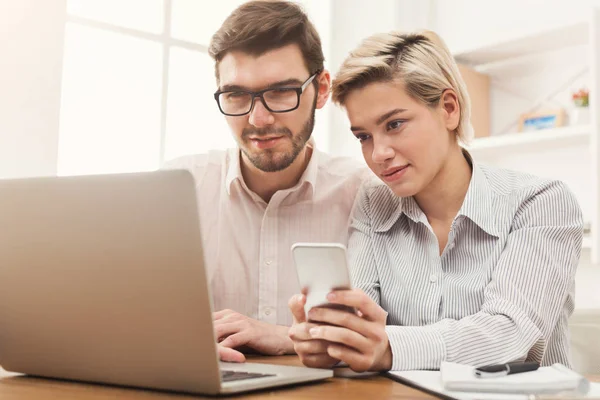 Zwei Geschäftspartner arbeiten in modernem Büro — Stockfoto