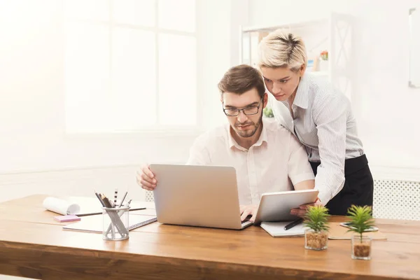 Par av unga kollegor arbeta på moderna kontor — Stockfoto