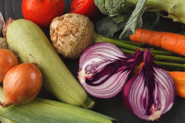 Tahta arka planda taze sebzeler