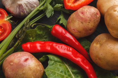 Tahta arka planda taze sebzeler