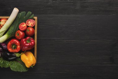 Sınır kopya alanı ahşap zemin üzerine taze sebze