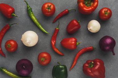 Gri arka plan üzerinde taze sebze