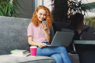 Öğle yemeği sırasında genç Kızıl saçlı kız manifatura iletisi