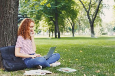 Birlikte laptop ve defter açık havada çekici öğrenci