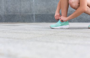 Dantel çalışan, yan görünüm önce ipe kadın ayakkabı