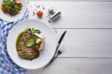 İştah açıcı ızgara biftek ve sağlıklı sebze salatası