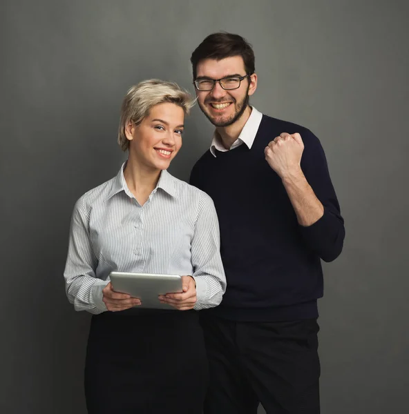 Joven pareja segura con tableta digital — Foto de Stock