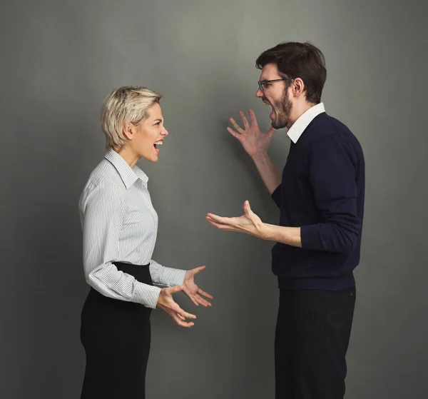 Pareja en disputa, hombre y mujer gritando — Foto de Stock