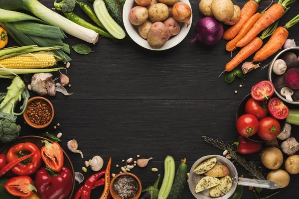 Çerçeve kopya alanı ahşap zemin üzerine taze sebze