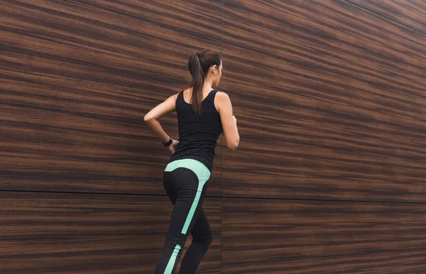 Mujer joven corriendo en el espacio de copia de la ciudad —  Fotos de Stock