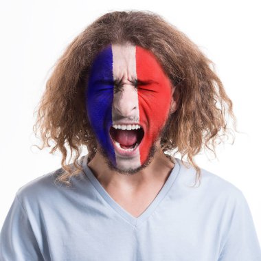 Fransa bayrağı ile genç adam yüzü boyalı