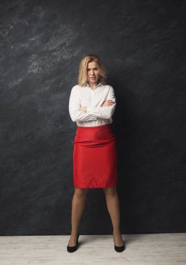 Gülümseyen iş kadını resme gri studio arka plan