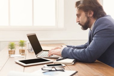 laptop ile çalışan işadamı konsantre