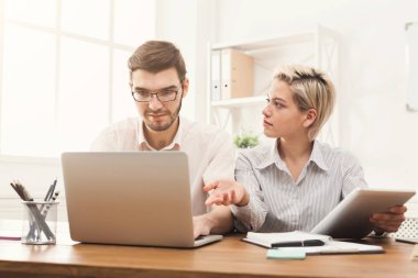 İş ortakları birkaç modern ofiste çalışıyor