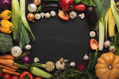 Çerçeve kopya alanı ahşap zemin üzerine taze sebze