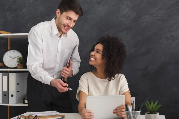 Zwei Geschäftspartner arbeiten in modernem Büro — Stockfoto