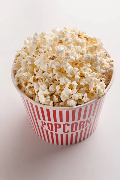 Emmer popcorn op witte achtergrond — Stockfoto