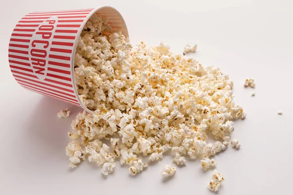 Cubo de palomitas de maíz sobre fondo blanco — Foto de Stock