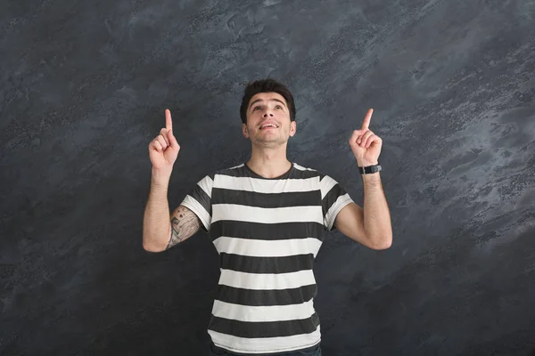 Casual adam yukarı elleriyle işaret — Stok fotoğraf